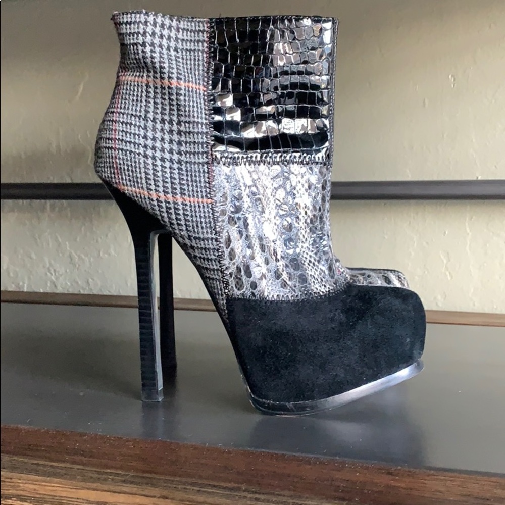 Bebe size 7 heel